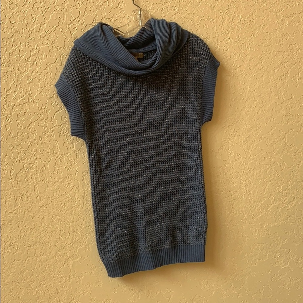Top / sweater-